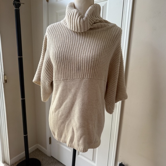 BCBG Sweaters - Cozy BCBG Paris Sweater - Size L 🌟